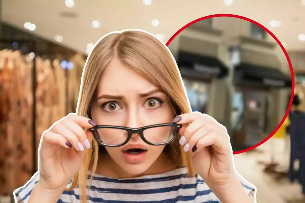 Una persona con expresión de sorpresa ajustándose las gafas en un entorno de tienda.