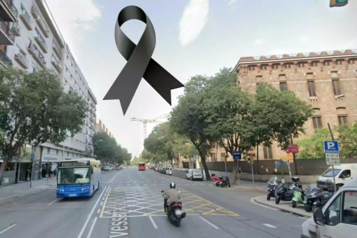 Un carrer urbà amb un autobús blau i una motocicleta en moviment, arbres als costats i un edifici de maó al fons, amb un llaç negre superposat al cel. Un carrer urbà amb un autobús blau i una motocicleta en moviment, arbres als costats i un edifici de maó al fons, amb un llaç negre superposat al cel.