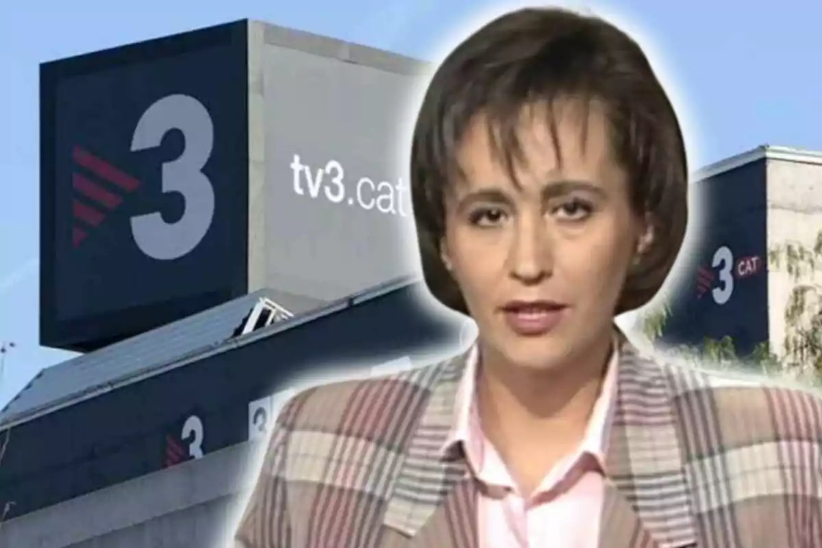 Dona amb vestit de quadres davant d'un edifici amb el logotip de TV3.