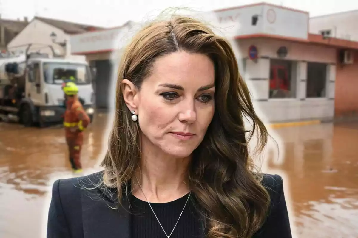 Kate Middleton amb expressió seriosa està en primer Pía mentre un treballador amb casc i uniforme de seguretat es troba al fons en un carrer inundat.