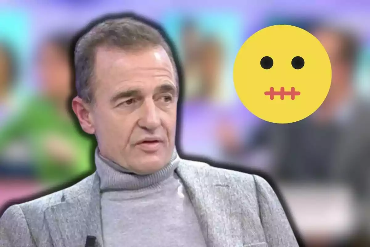 Alessandro Lequio con suéter gris y chaqueta aparece en un entorno borroso con un emoji de cara con boca cosida superpuesto.