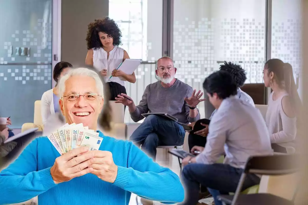 Diverses persones assegudes en una reunió de veïns i un home amb bitllets d'euro