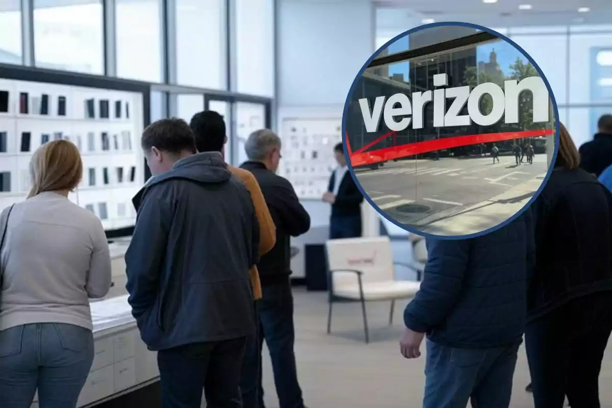 Personas haciendo fila en una tienda de tecnología con un logotipo de Verizon superpuesto. Personas haciendo fila en una tienda de tecnología con un logotipo de Verizon superpuesto.