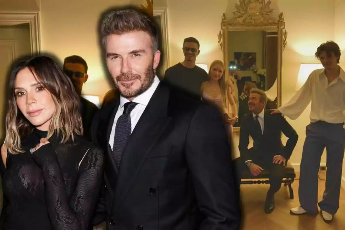 Victoria Beckham y David Beckham vestida elegantemente posa frente a un grupo de personas en una habitación con un gran espejo y lámparas.