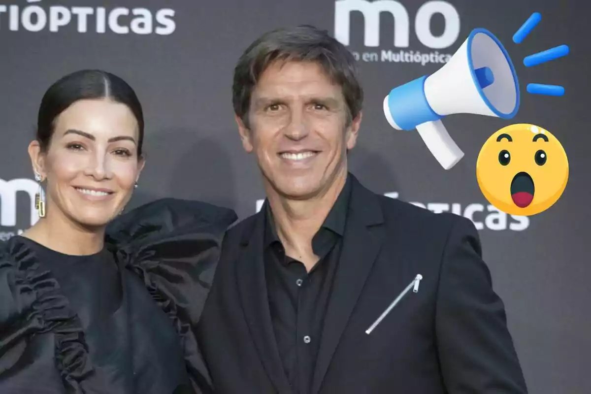 Virginia Troconis and Manuel Díaz smiling pose at an event with a background of logos and emojis of a megaphone and a surprised face.