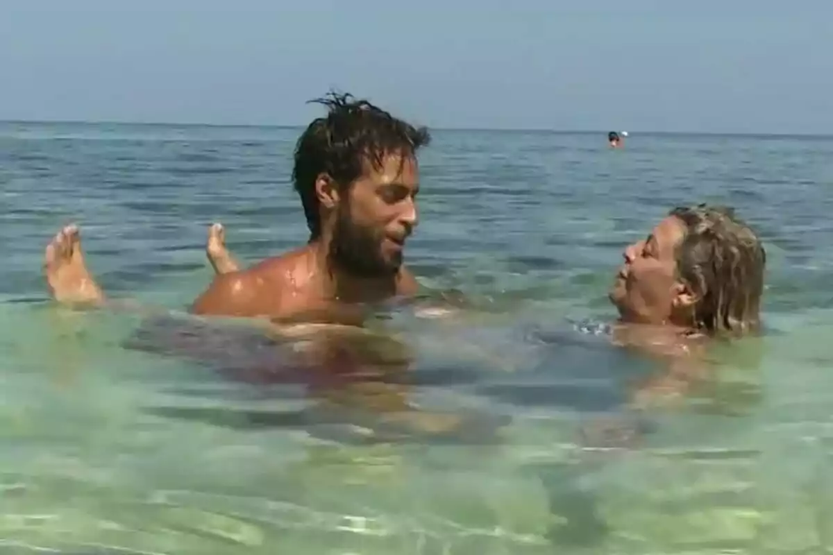 Montoya i Terelu Campos gaudint al mar, una d'elles flotant d'esquena mentre conversen a Supervivientes. Montoya i Terelu Campos gaudint al mar, una d'elles flotant d'esquena mentre conversen a Supervivientes.