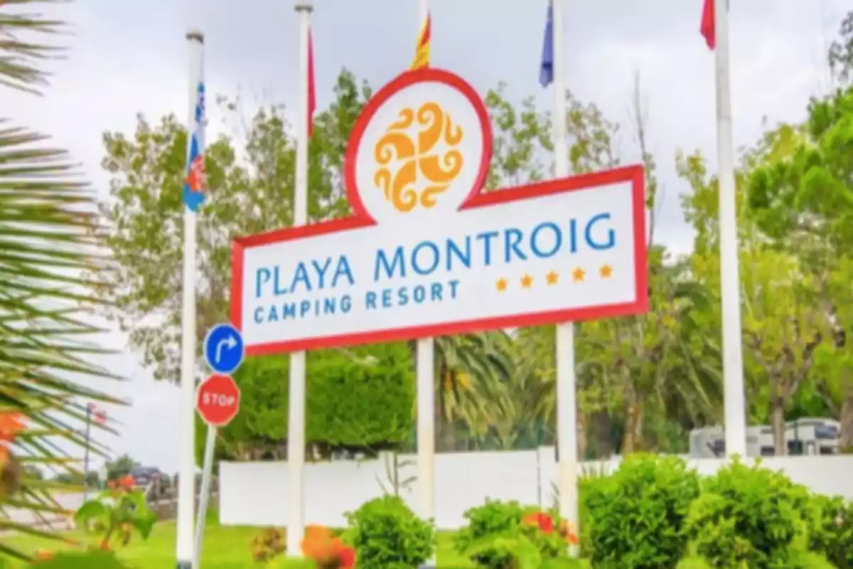 Un cartell que posa Platja Montroig Camping Resort i cinc estrelles Un cartell que posa Platja Montroig Camping Resort i cinc estrelles