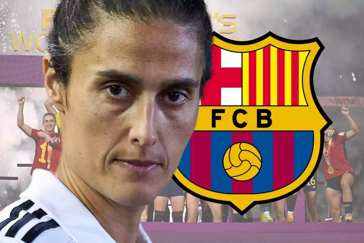 Montse Tomé mirant endavant amb l'escut del FC Barcelona a un costat