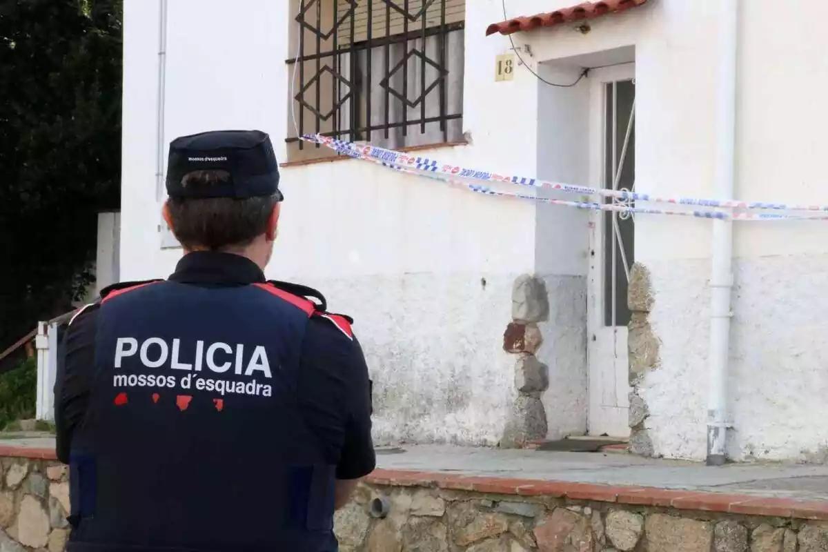 Imatge d'un Mosso d'Esquadra en el tiroteig d'Alella, a El Maresme