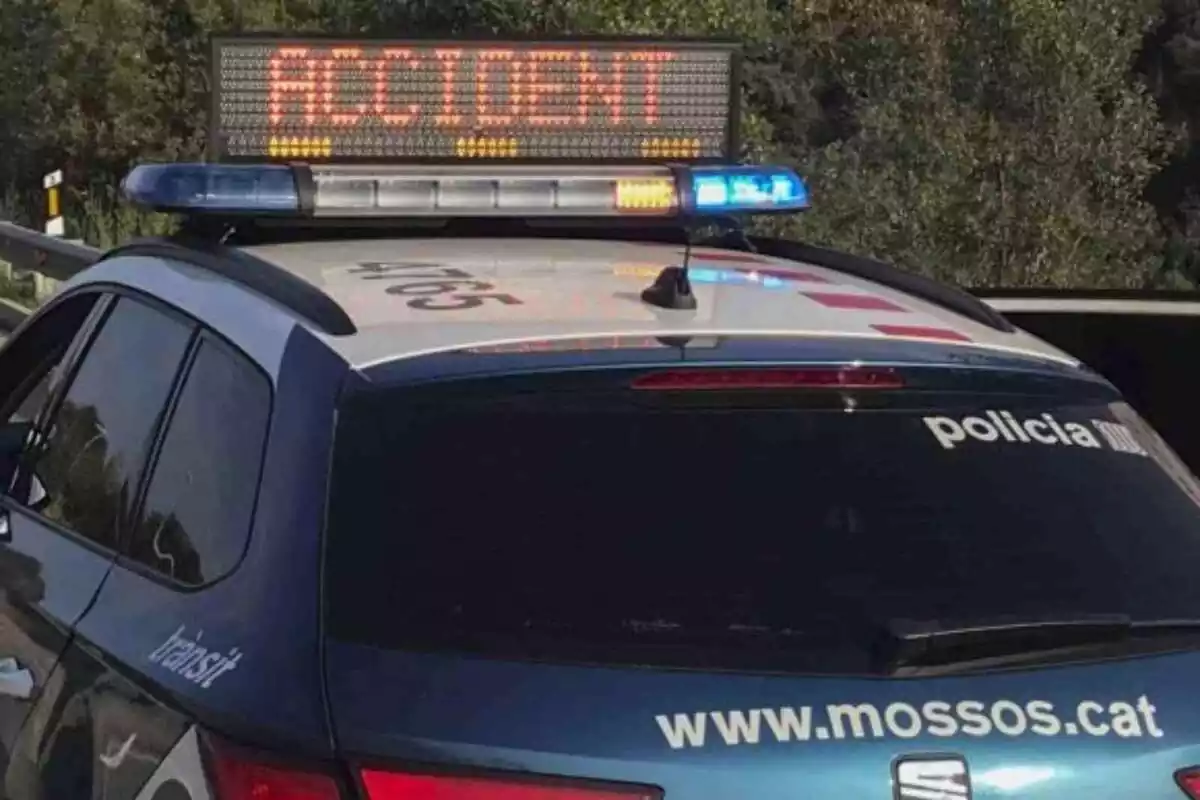 Imatge d'un cotxe dels Mossos d'Esquadra en un accident