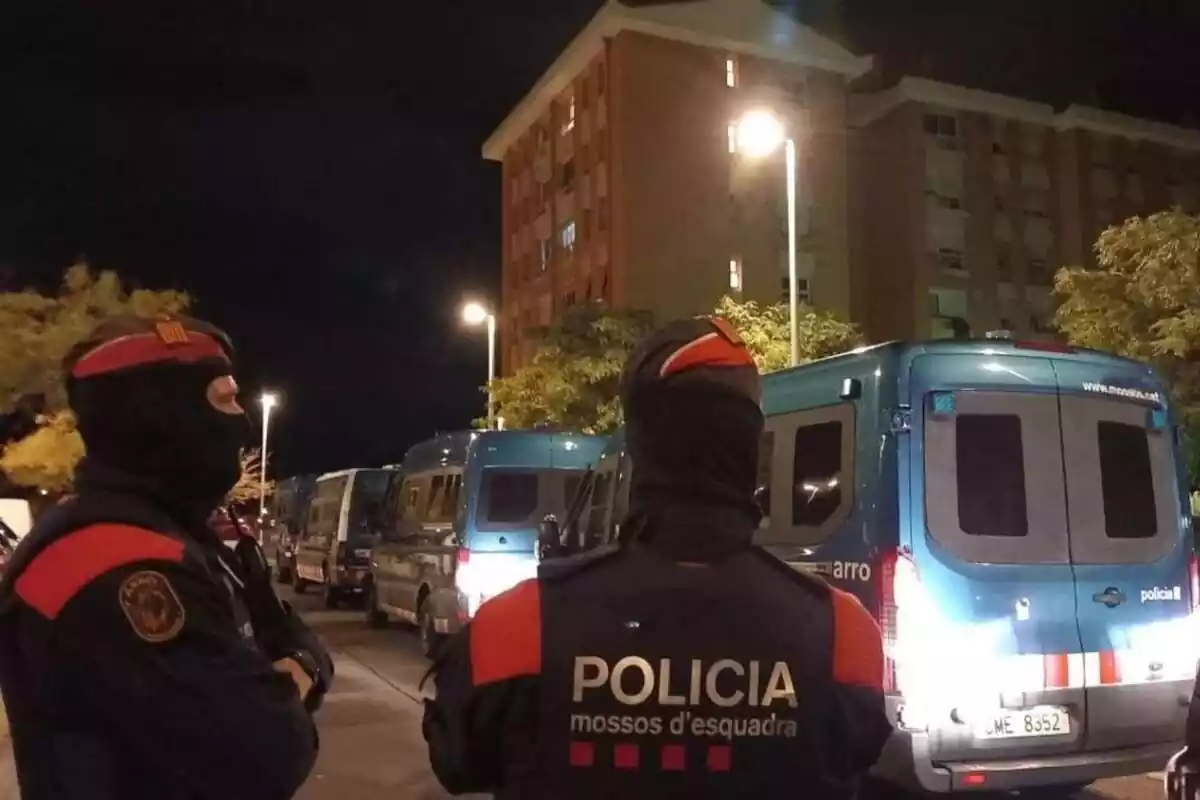 Imatge de dos Mossos d'Esquadra a Campclar