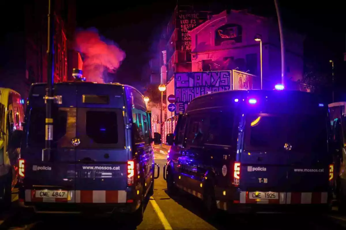Imatge dels Mossos d'Esquadra amb dos furgons davant 'El Kubo' i 'La Ruïna'