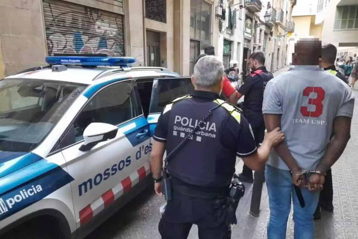 Els Mossos i la Policia detenint un home a Barcelona