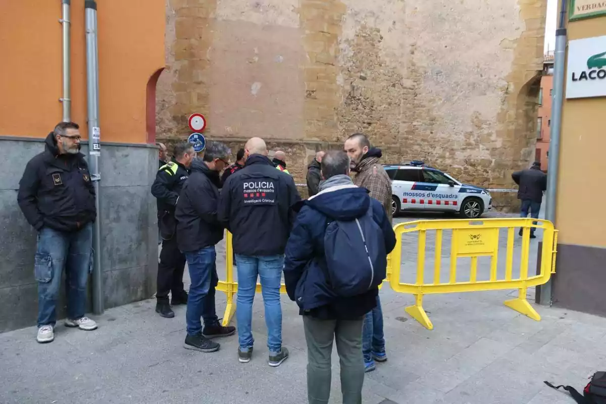 Mossos d'Esquadra a la plaça on han trobat un nadó mort dins una paperera