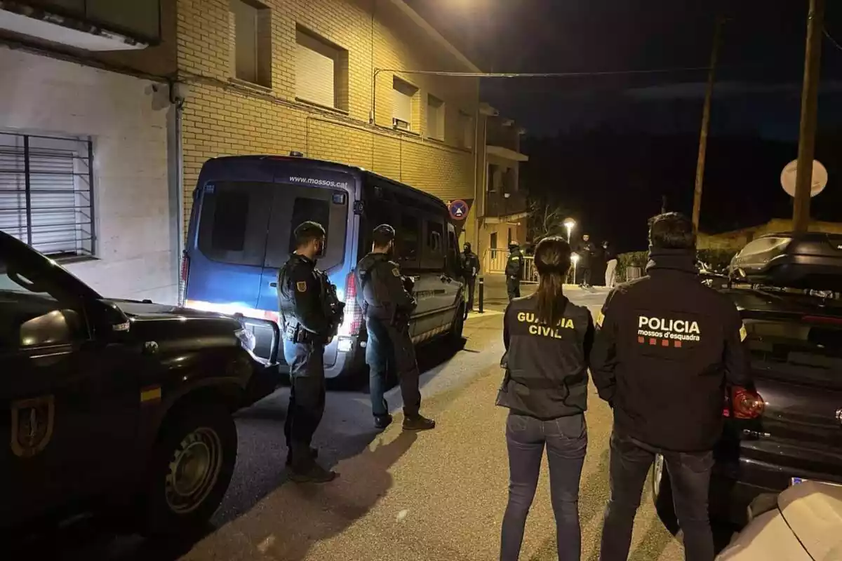 Diversos agents dels Mossos d'Esquadra, d'esquena, a l'operació antiterrorista que ha tingut lloc a Catalunya avui, 16 de gener de 2024