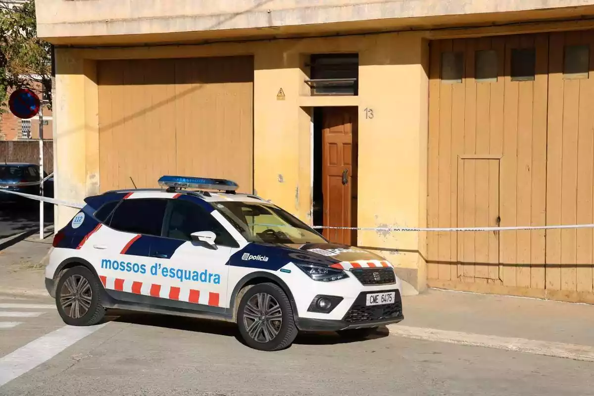 Imatge d'un cotxe dels Mossos d'Esquadra davant del domicili de la víctima mortal a Tàrrega