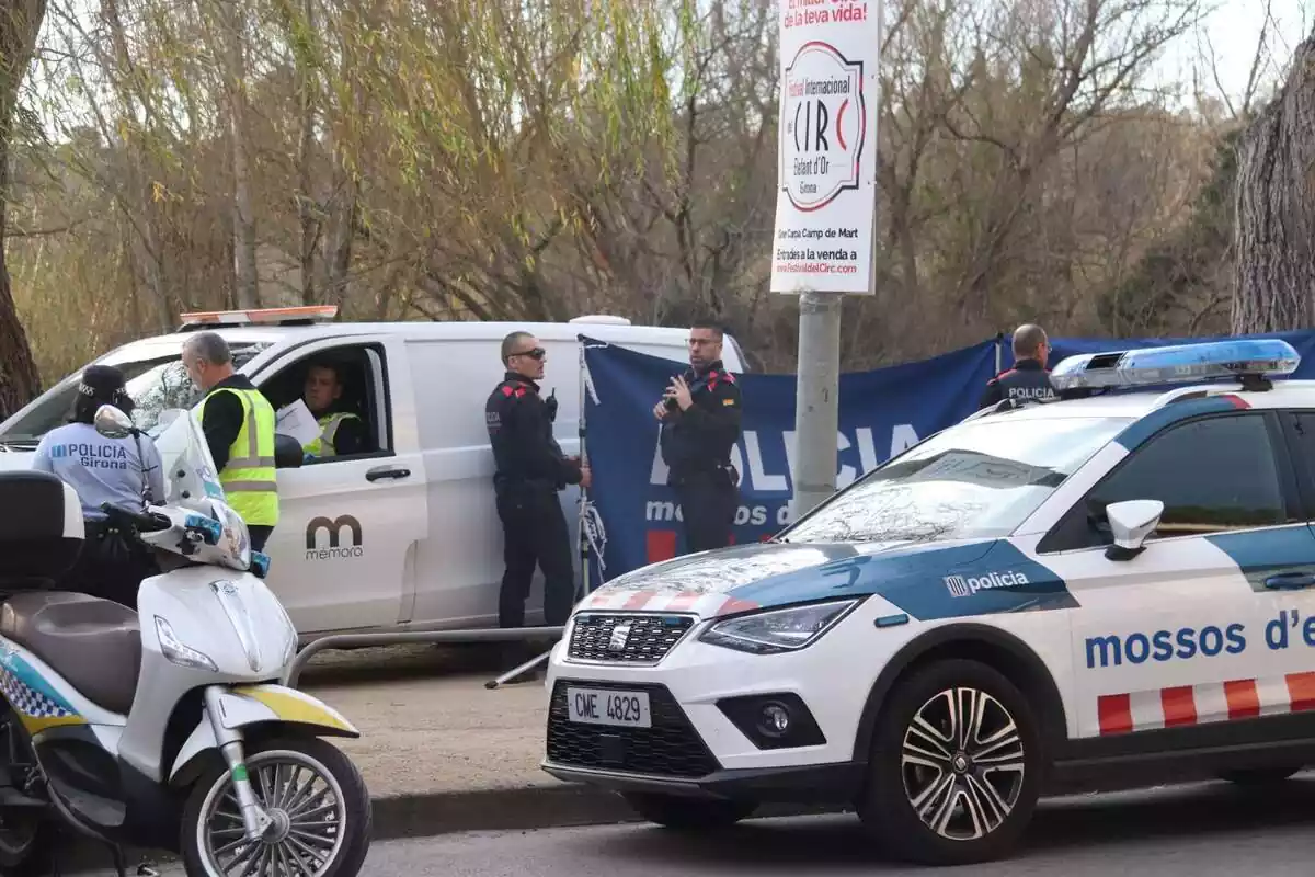 Imatge dels Mossos d'Esquadra al riu Ter, on ha aparegut el cadàver d'un home