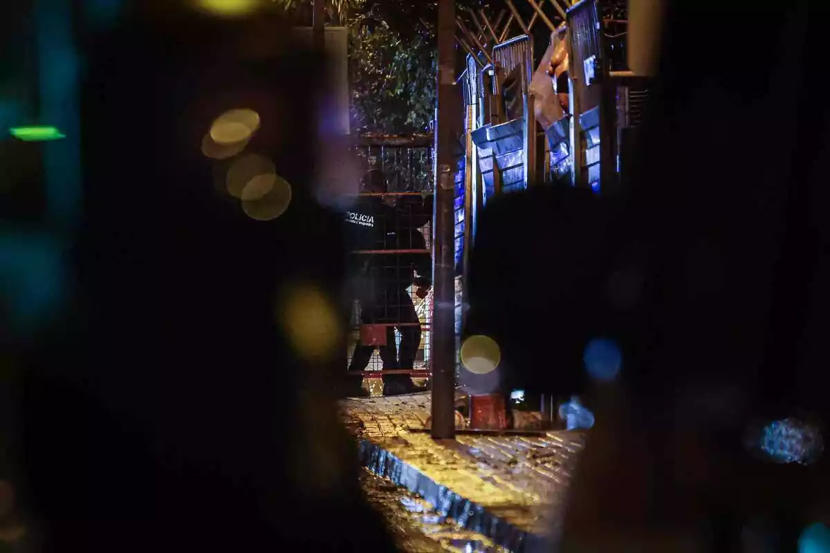 Los Mossos han sufrido todo tipo de lanzamiento de objetos en un dispositivo policial en Barcelona