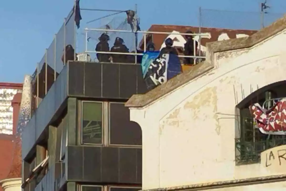 Imagen de los Mossos en lo alto de 'El Kubo' retirando una pancarta