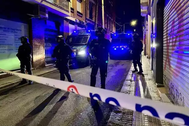 Imatge de l'operatiu dels Mossos d'Esquadra per al desnonament del centre social Estudi 9, a Santa Coloma de Gramenet