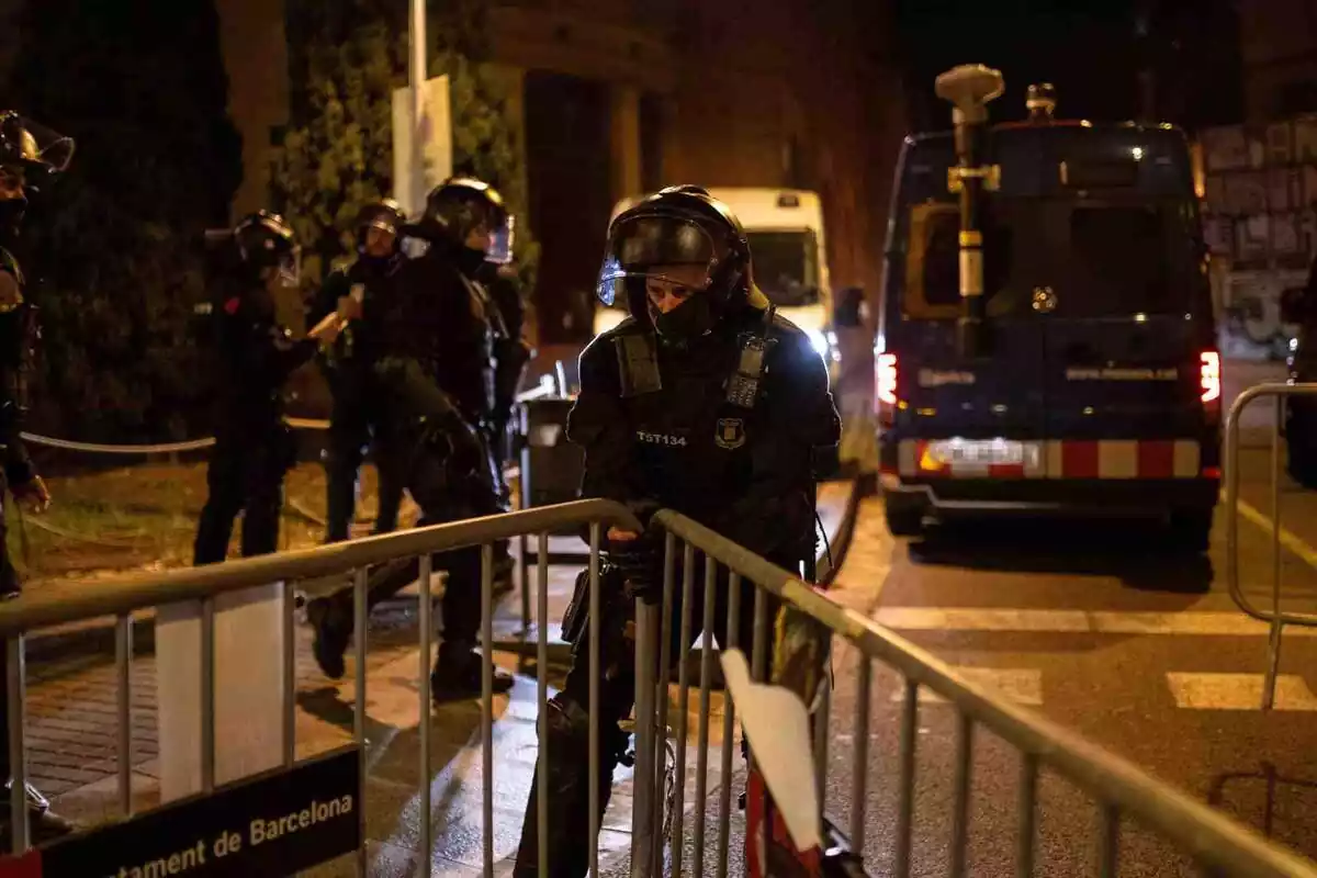 Imagen de un mosso d'Esquadra en el 'Kubo' y la 'Ruina' con unas vallas perímetrales