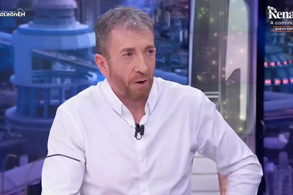 Pablo Motos amb barba i cabell curt amb camisa blanca parlant a 'El Hormiguero'