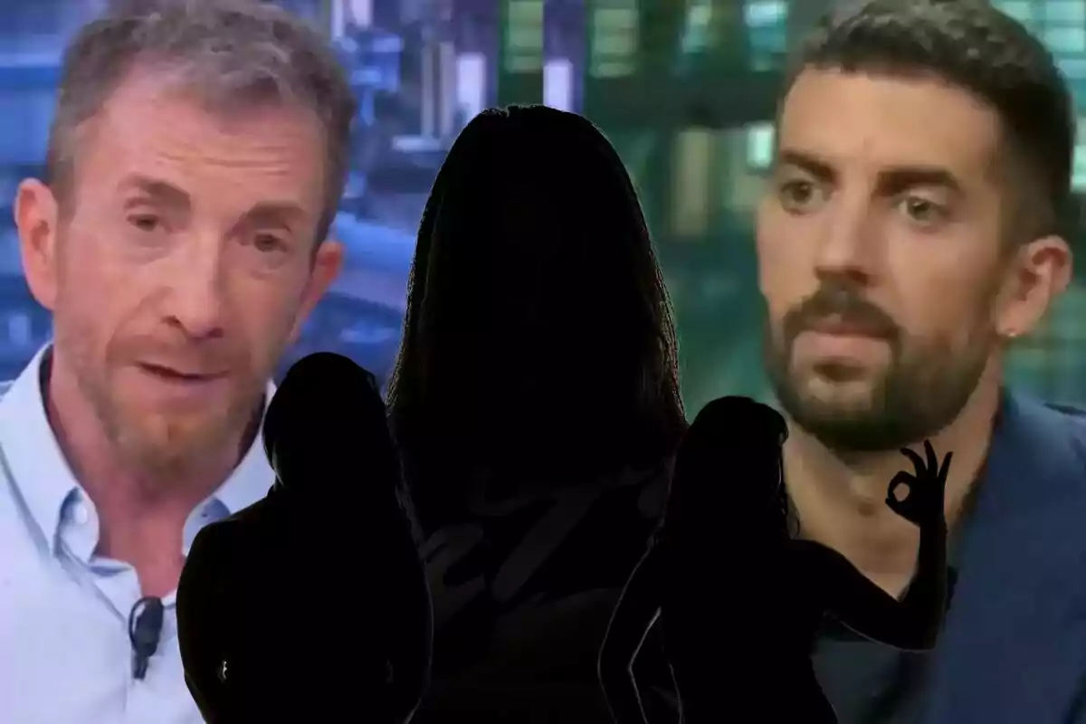 Pablo Motos a El Hormiguero el fons a l'esquerra i David Broncano a La Revuelta al fons a la dreta amb siluetes fosques de tres dones en primer pla.