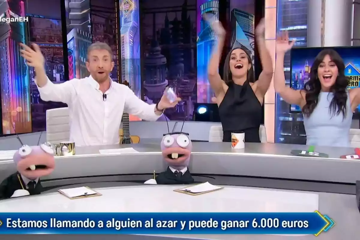 Pablo Motos, Eva Ugarte i Megan Montaner a 'El Hormiguero' celebrant amb entusiasme mentre dues formigues són a la taula davant d'ells. Pablo Motos, Eva Ugarte i Megan Montaner a 'El Hormiguero' celebrant amb entusiasme mentre dues formigues són a la taula davant d'ells.