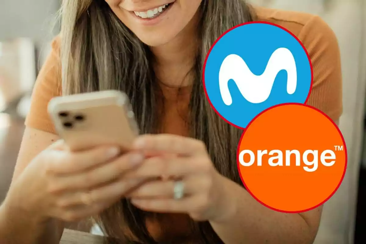 Muntatge amb una dona somrient amb el mòbil a la mà i els logos d'Orange i Movistar