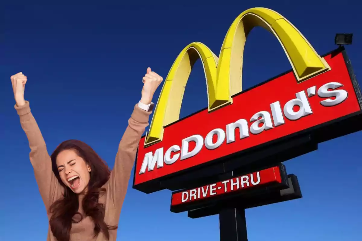 Mujer emocionada levantando los brazos junto a un cartel de McDonald's bajo un cielo azul.