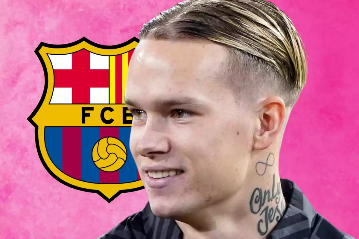 Un home amb un tatuatge al coll davant de l'escut del FC Barcelona sobre un fons rosa.