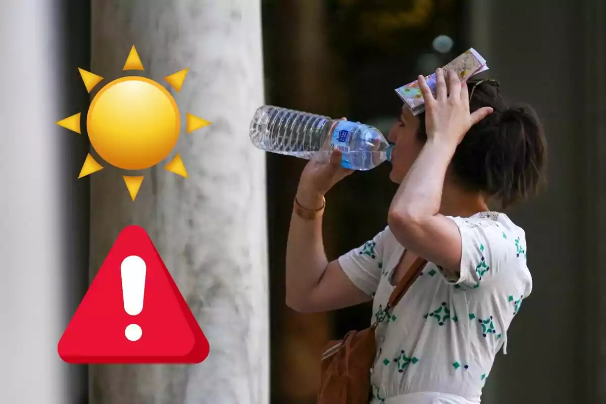 Dona bevent aigua i cobrint-se el cap amb un paper mentre hi ha sol i un senyal d’advertència, representant precaució per calor extrema. Dona bevent aigua i cobrint-se el cap amb un paper mentre hi ha sol i un senyal d’advertència, representant precaució per calor extrema.