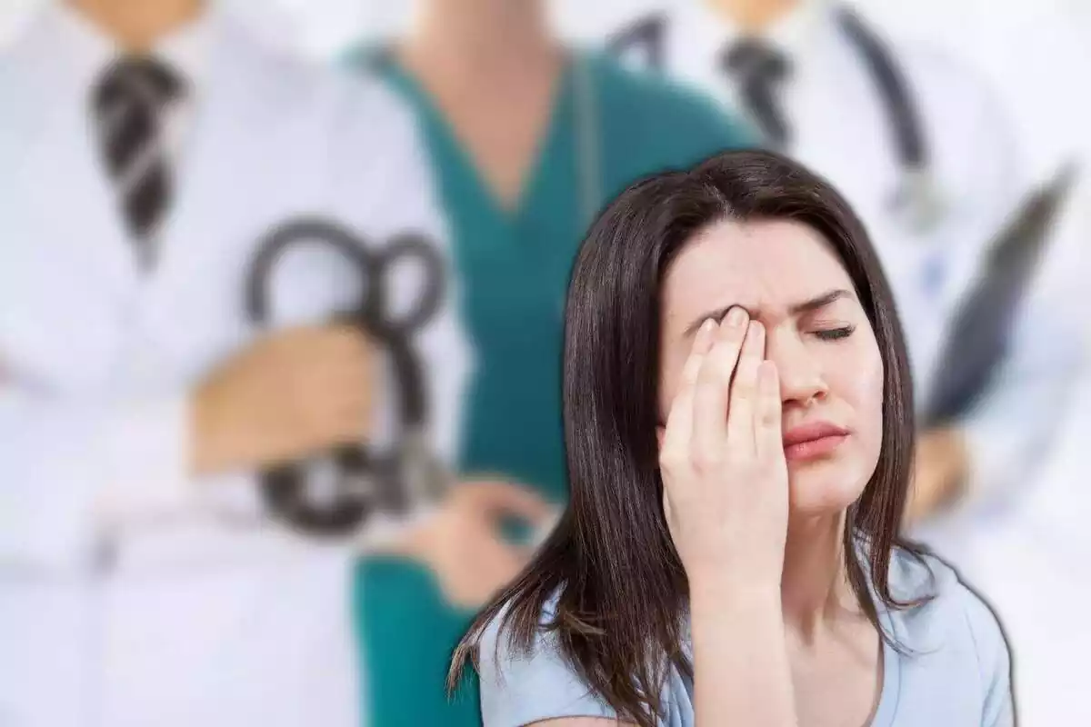 Dona amb signes de cansament amb la imatge de fons de tres doctors
