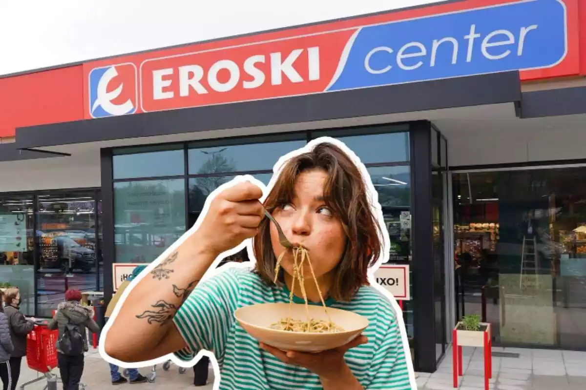 Dona menjant pasta davant un supermercat Eroski