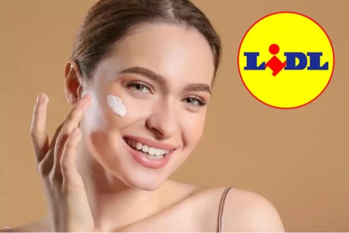 Dona aplicant-se crema a la cara amb el logo de Lidl al fons.