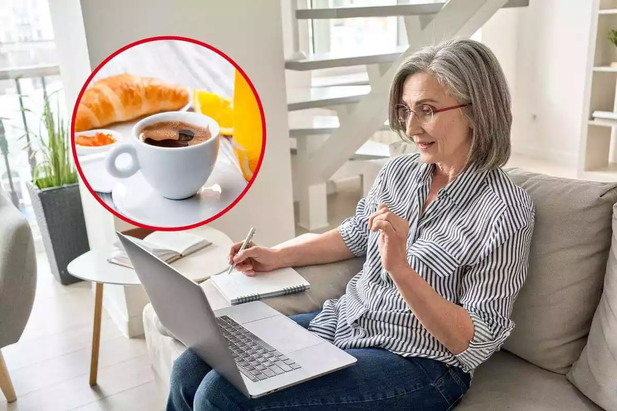 Dona asseguda al sofà amb un portàtil i una foto destacada a l'esquerra d'un cafè amb un croissant