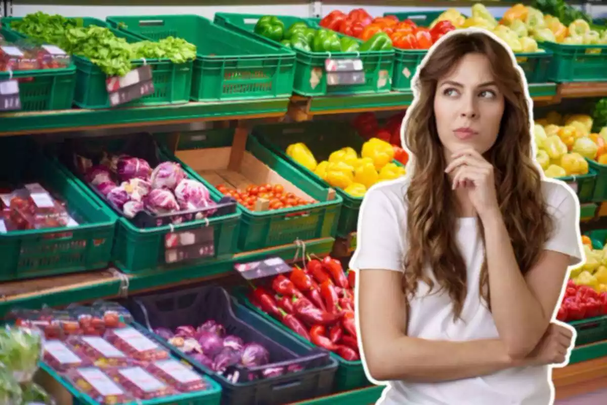Dona pensant i la secció de verdura dun supermercat