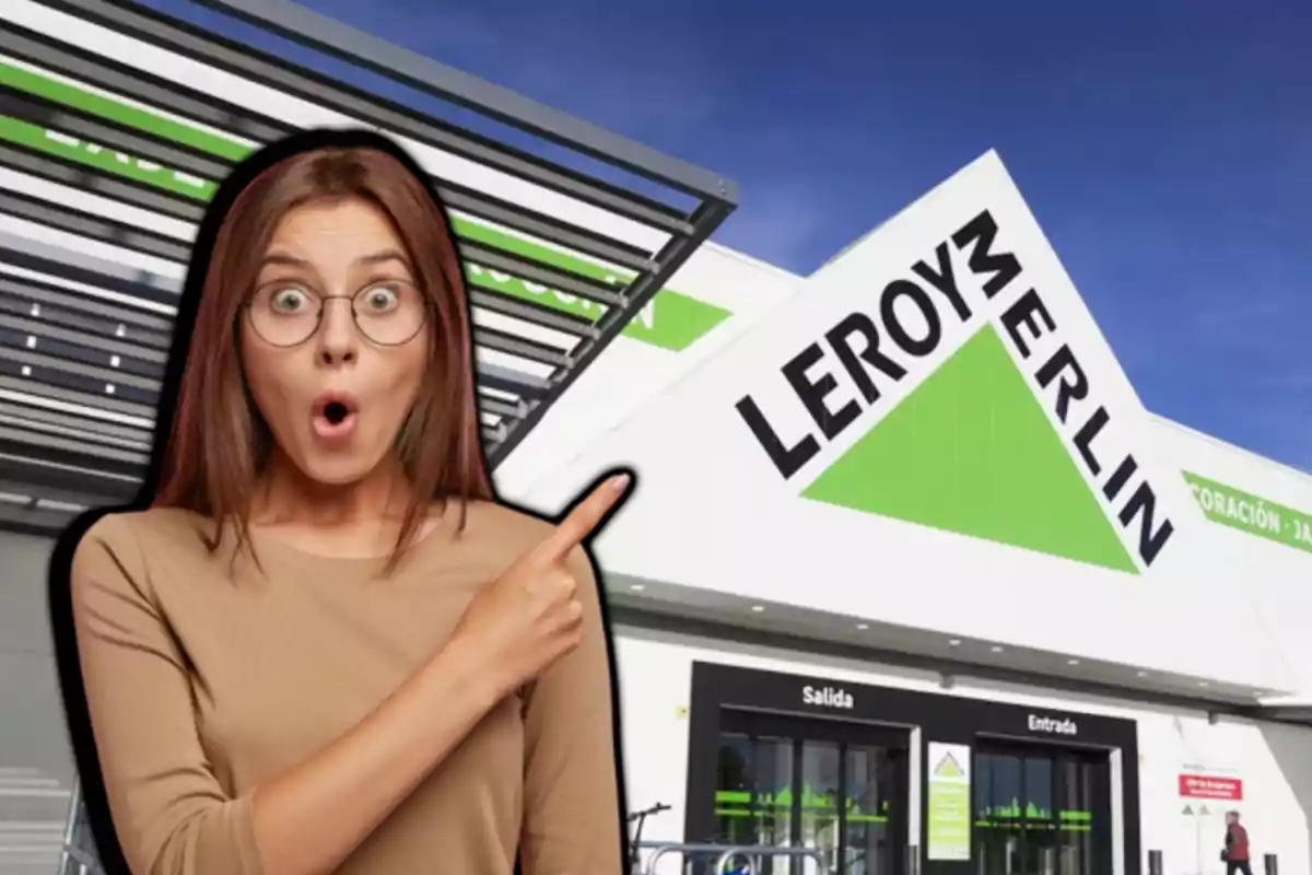 Mujer sorprendida señalando la entrada de una tienda Leroy Merlin.