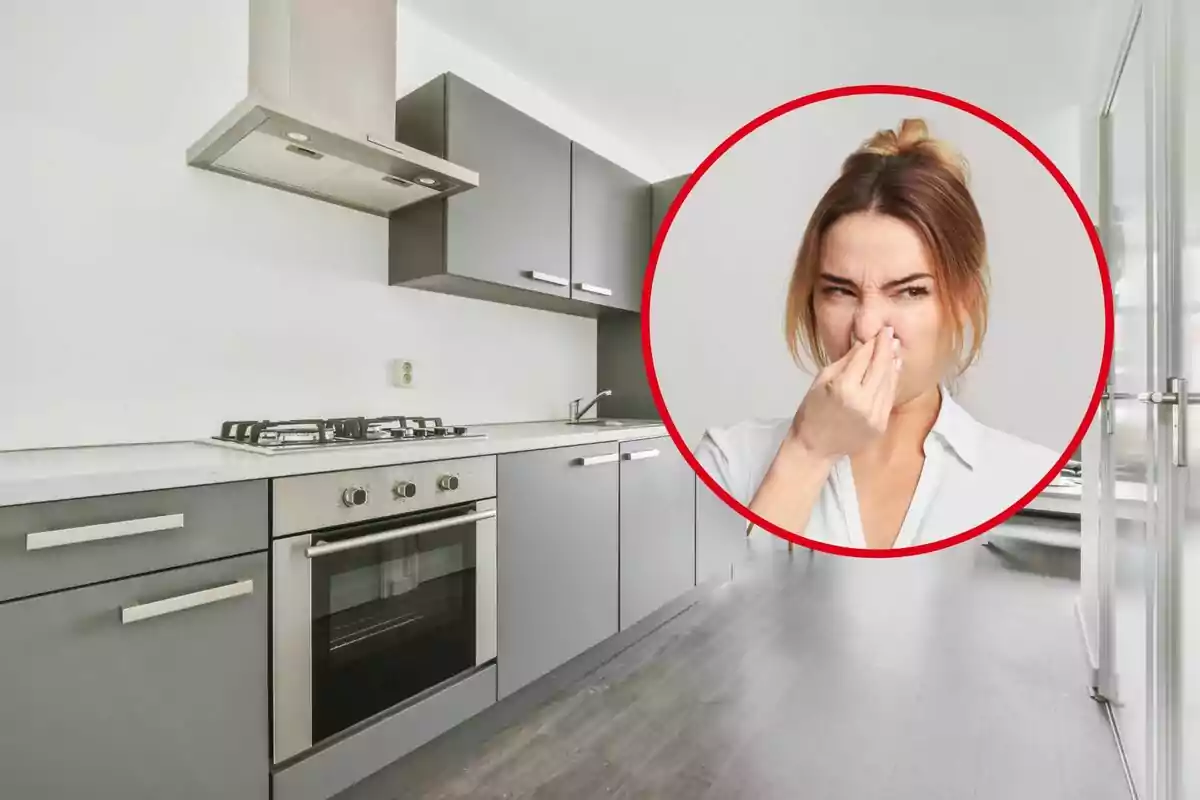 Una dona tapant-se el nas sobre una cuina de fons