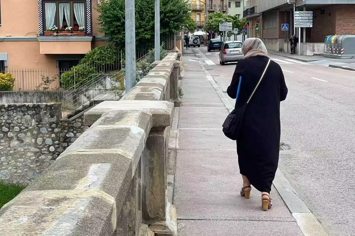 Una dona musulmana passejant per Ripoll