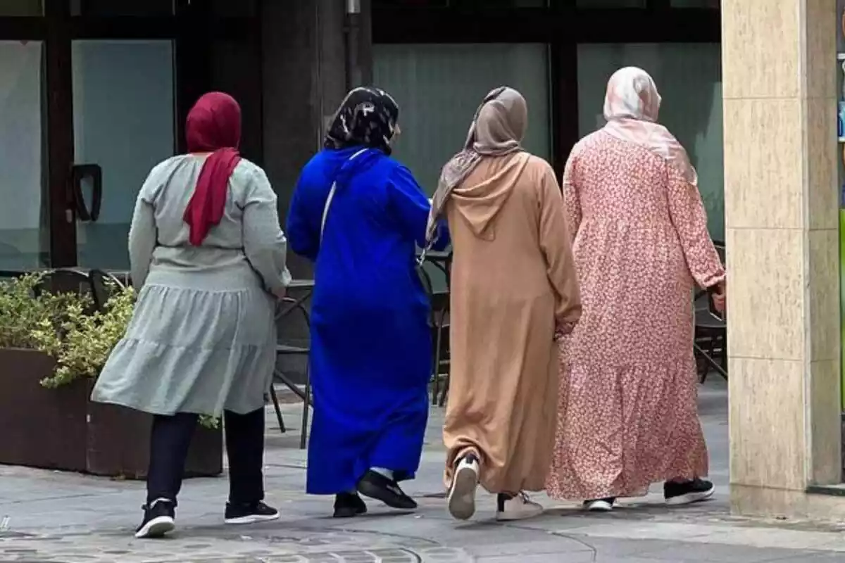 Dones musulmanes de passeig per Ripoll