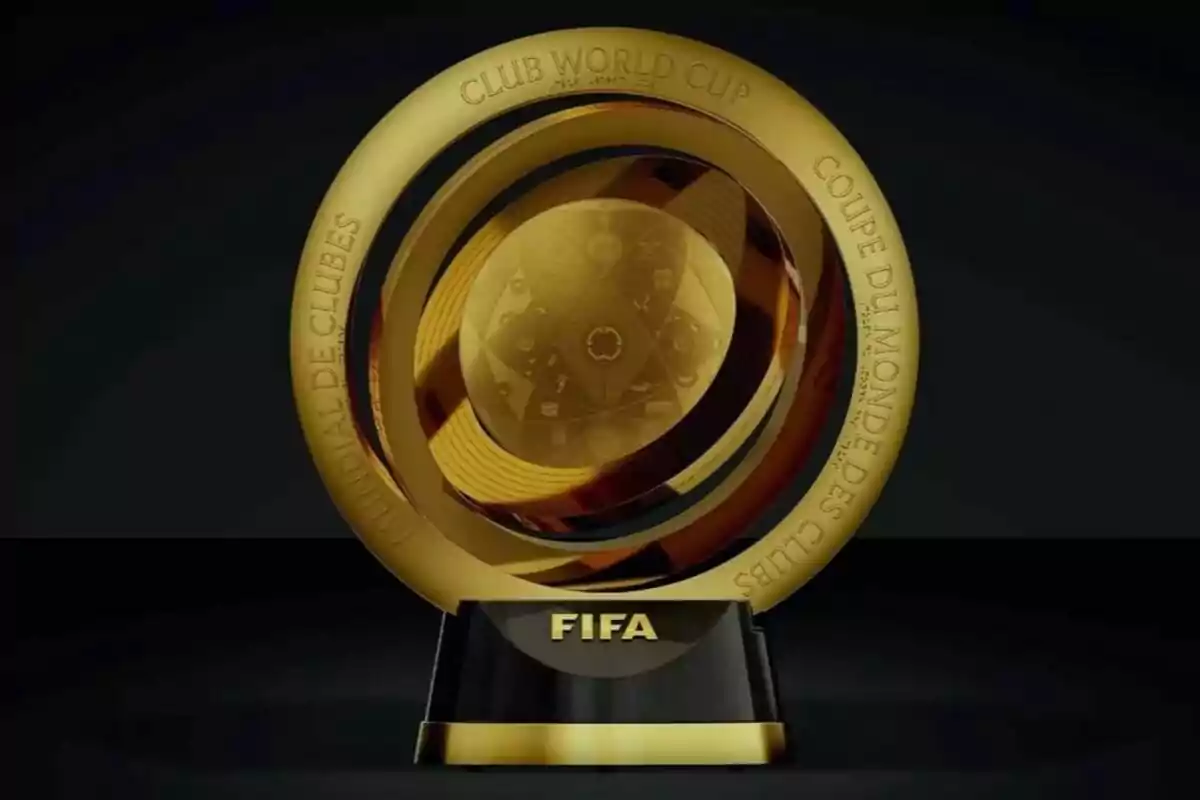 Trofeo dorado de la Copa Mundial de Clubes de la FIFA sobre un fondo oscuro.