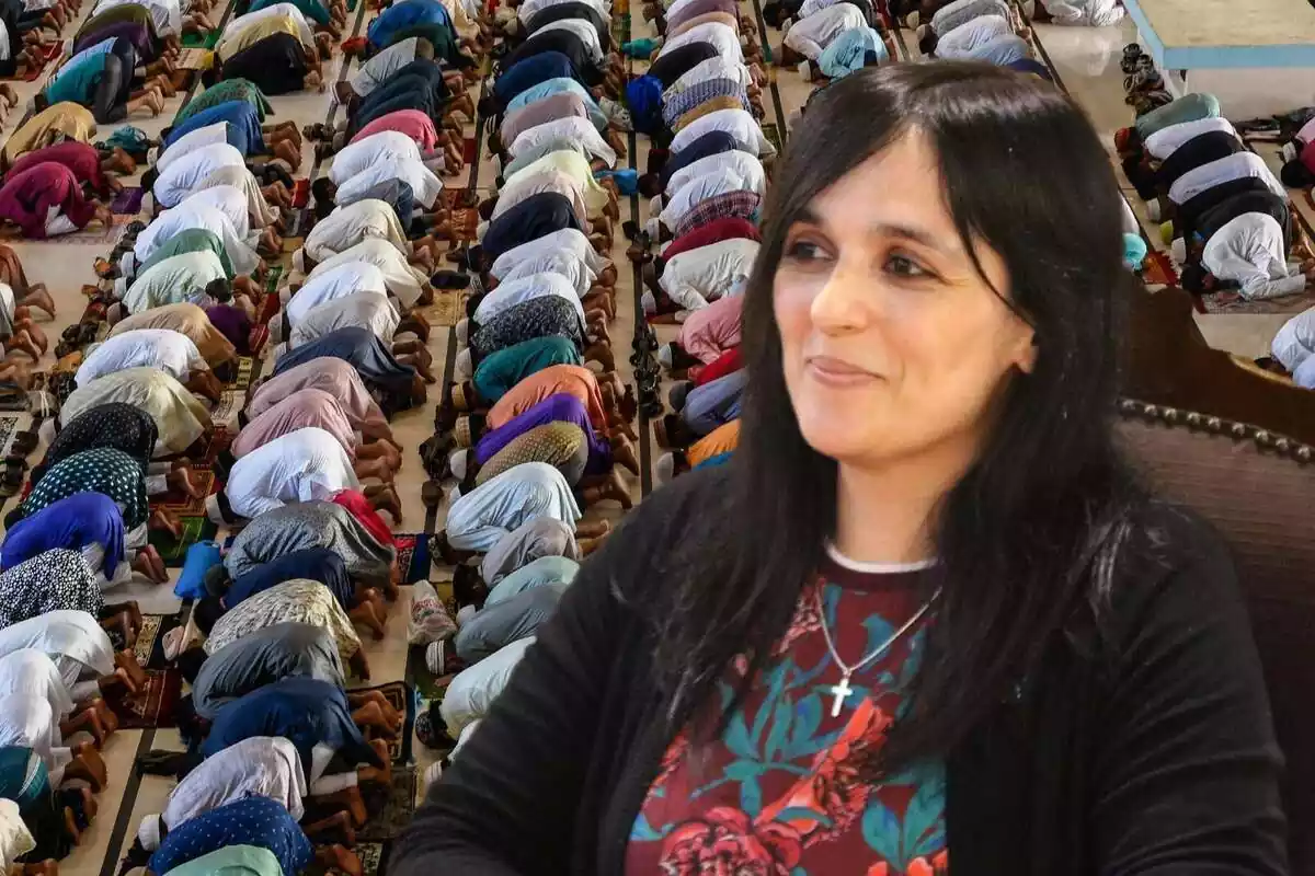 Fotomuntatge amb Sílvia Orriols en primer pla amb un grup de musulmans resant en una mesquita de fons