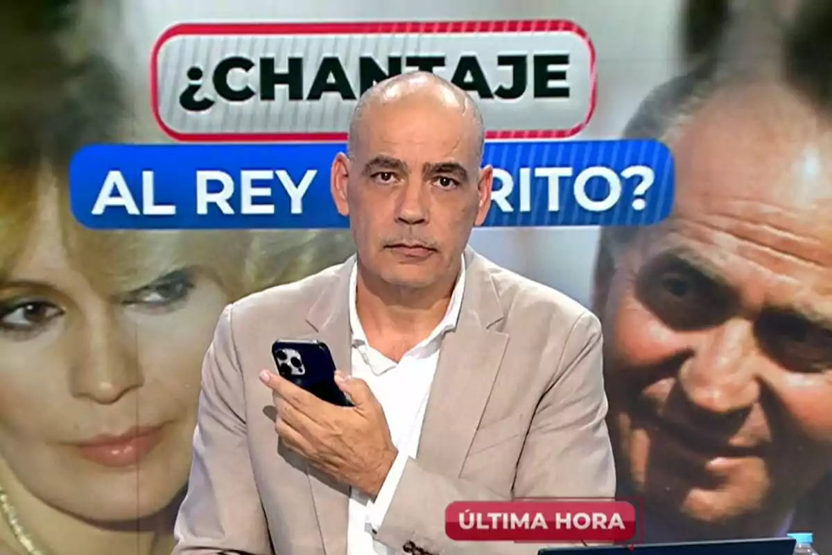 Nacho Abad a A Boca de Todos sosté un telèfon mòbil mentre en el fons es mostra un cartell amb el text "Xantatge al rei emèrit?" i les imatges de dues persones. A la cantonada inferior dreta apareix un rètol vermell amb la llegenda "Última hora".