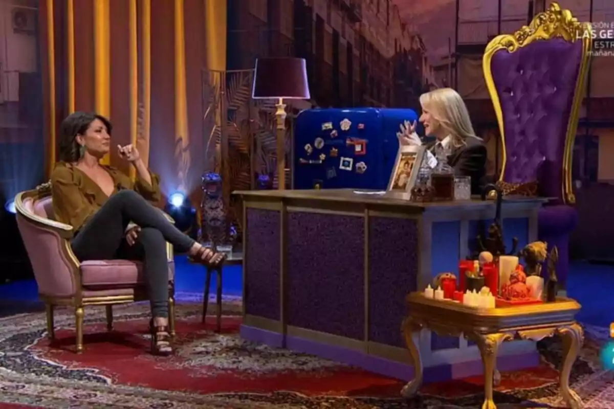 Nagore Robles i Henar Álvarez conversen a Al cielo con ella decorat amb mobles elegants i espelmes sobre una taula auxiliar. Nagore Robles i Henar Álvarez conversen a Al cielo con ella decorat amb mobles elegants i espelmes sobre una taula auxiliar.