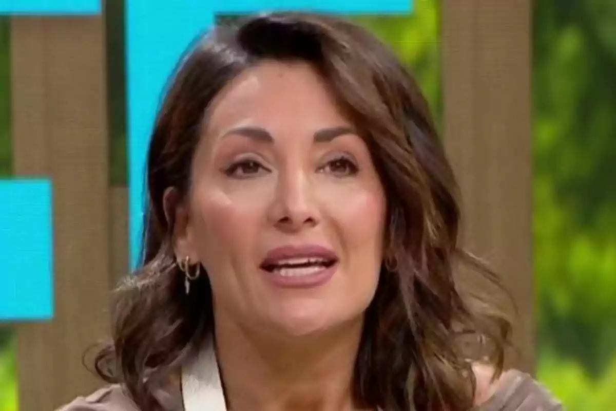 Nagore Robles hablando en Mañaneros con fondo colorido.