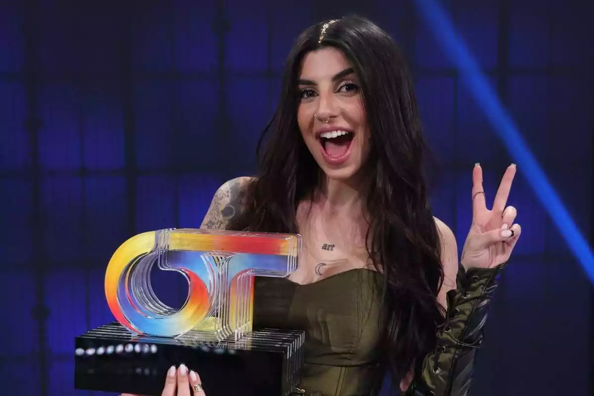 Fotografia de Naiara com a guanyadora amb el premi d'OT 2023