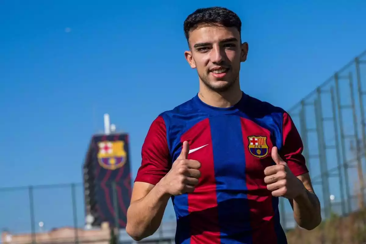 El jugador Naim García, amb els polzes a dalt a la primera imatge amb la samarreta del Barça
