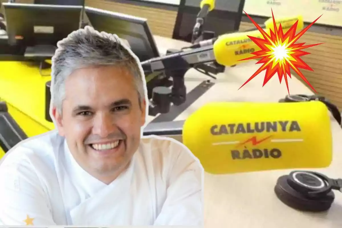 Un home somrient amb cabell canós i bata blanca de xef apareix en primer pla, mentre que al fons es veu un estudi de ràdio amb micròfons grocs que tenen el logotip de "Catalunya Ràdio".