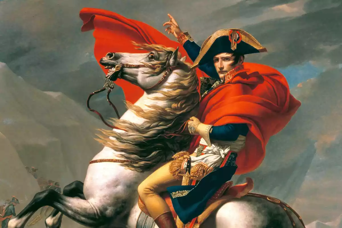pintura de Napoleó amb un uniforme de l'època i una capa vermella, pujat a un cavall gris